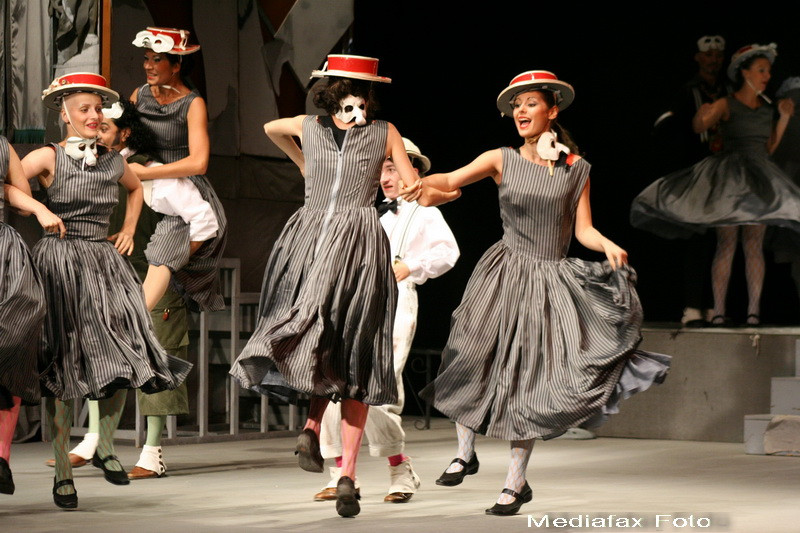 Actorii Teatrului Stanca din Sibiu nu protesteaza pe strazi, ci pe scena