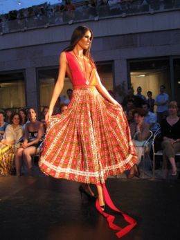 Prima colectie a unei artiste de etnie roma, prezentata la Budapesta