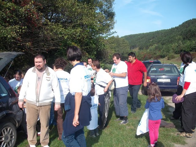 "Let's Do It, Romania!" La Cluj pana si picii au iesit la strans de gunoaie