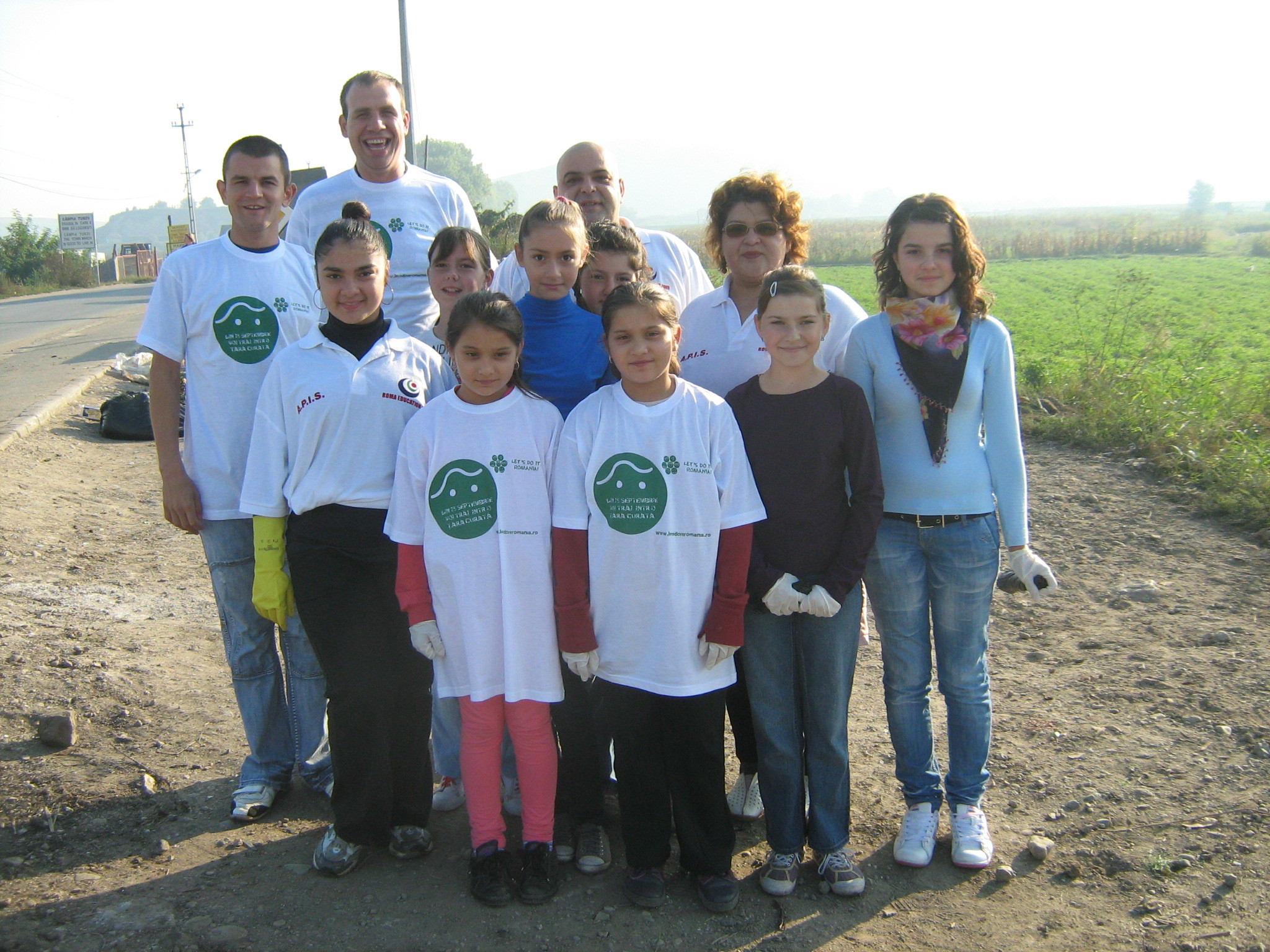 60 de saci de gunoi, stransi pe malul raului Racosa, in Campia Turzii