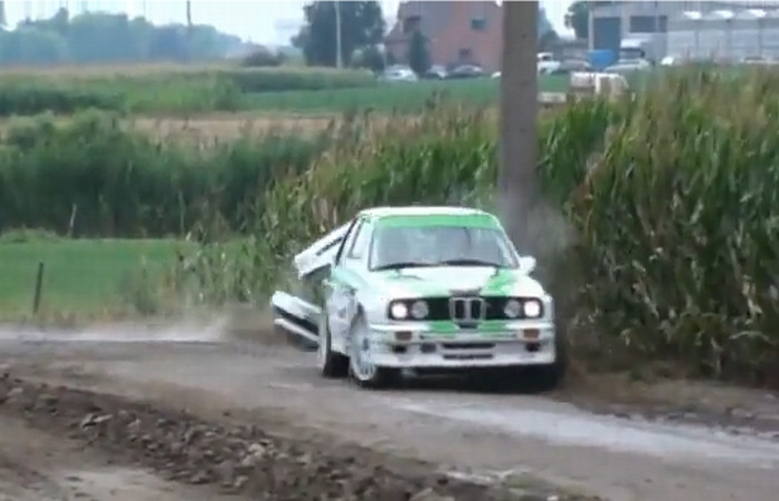 Stalpul blestemat. Nicio masina care trece pe langa el nu-l rateaza! VIDEO