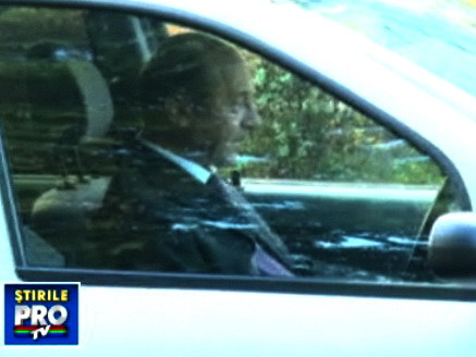 Traian Basescu cu Loganul la stop. Fumeaza si da telefoane