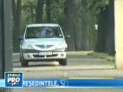 Traian Basescu cu Loganul la stop. Fumeaza si da telefoane