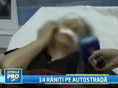 14 raniti intr-un accident grav pe A1. Un microbuz a izbit din spate un TIR