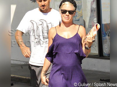 Pink ar fi insarcinata cu al doilea copil. Gestul cu care sotul ei a dat-o de gol