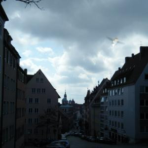 Un inger sau un OZN? Ce crezi ca troneaza pe cerul unui oras din Germania?