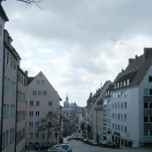 Un inger sau un OZN? Ce crezi ca troneaza pe cerul unui oras din Germania?