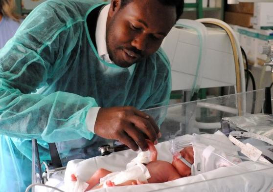 Revista presei: Miracolul vietii! A nascut o fetita in timp ce era in coma!