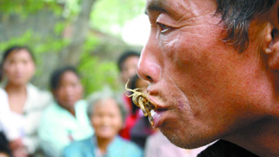 Dependent de scorpioni vii! Mananca 30 la o masa si este imun la venin