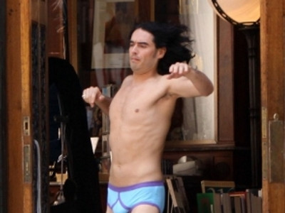 Russel Brand si Justin Bieber in topul cel mai prost imbracati barbati
