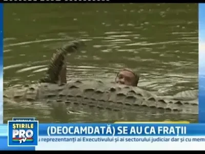 Prietenie fara bariere! Cel mai bun amic al unui pescar e un crocodil
