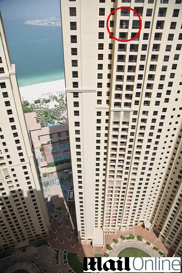 Curaj sau inconstienta? Uite cum se spala geamurile in Dubai