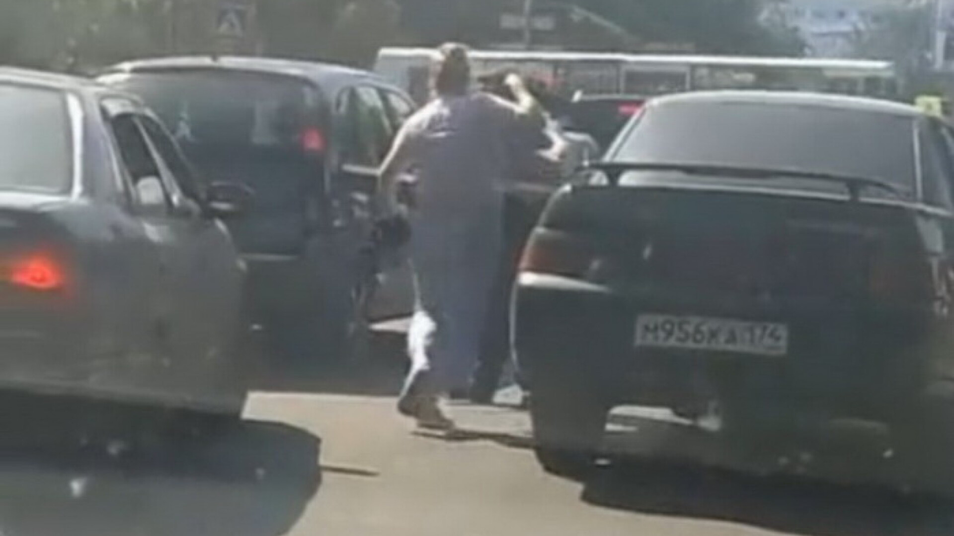 Beata la volan, o femeie sare sa-l bata pe politist! VIDEO INCREDIBIL