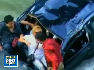 Salvare spectaculoasa in Peru! Au cazut 100 de metri in gol cu masina