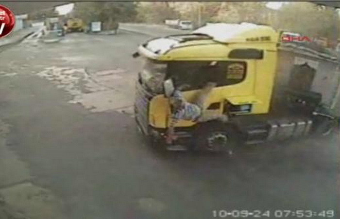 Cabina unui TIR a ajuns in propria remorca dupa ce a lovit o masina, pe DN1. Cauza accidentului