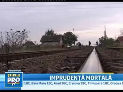 L-a spulberat trenul! Traversa calea ferata cu tractorul