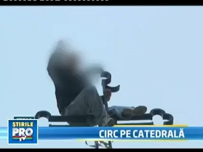 Cat mai aproape de cer, ca sa-l auda cei de pe pamant! Protest pe biserica