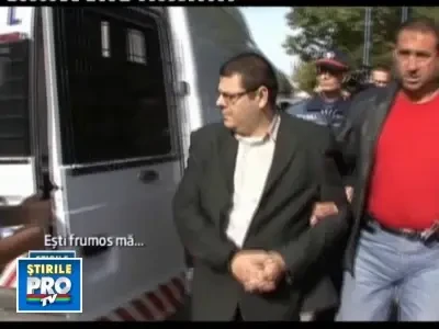 I-a pacalit ca ii angajeaza la o fabrica de detergenti, dar le-a luat banii