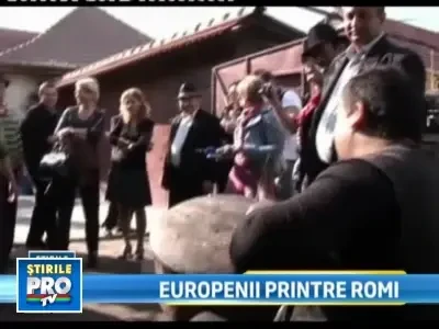 Europarlamentari in vizita la pirande. I-au asteptat cu salbe si fuste noi