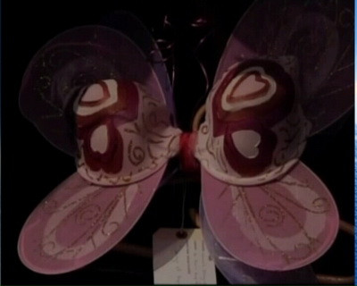 Excelent! Sutiene-fluturi din bomboane, flori si pene