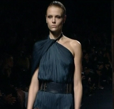 Eleganta desavasita: rochii din matase neagra de la Lanvin