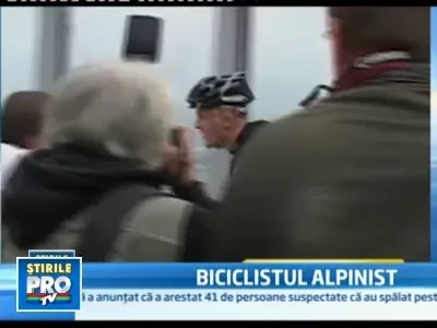 A urcat 48 de etaje cu bicicleta, pe scari, in mai putin de 20 de minute