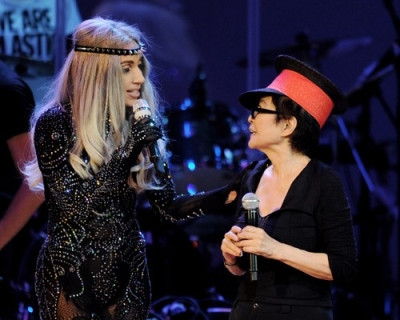 Lady GaGa in tinuta de stewardeza minus pantaloni, pe scena cu Yoko Ono