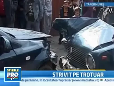 Batran de 70 de ani strivit de o masina in timp ce mergea pe trotuar