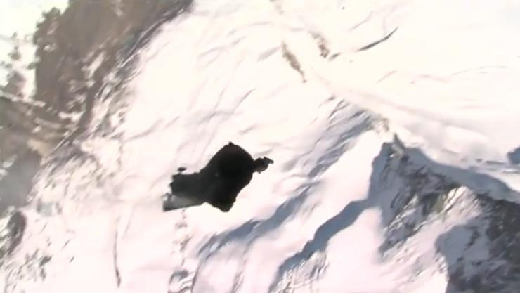 VIDEO! Curaj nebun! A zburat cu aripile construite chiar de el