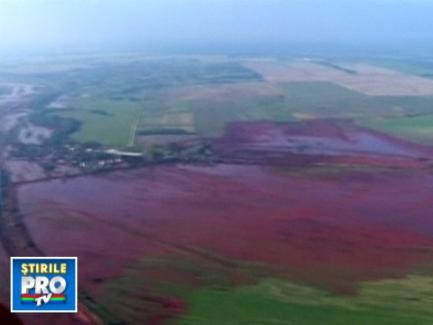 Luni, unda de poluare cu noroi rosu de pe Dunare ar putea ajunge in Romania
