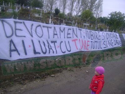 Nu l-au uitat! Cainii au plans la mormantul lui Hildan. FOTO