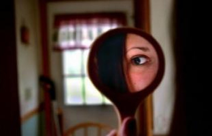 Trei ani de orori. O adolescenta de 15 ani, violata si desfigurata de iubitul cu 8 ani mai mare