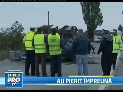 A adormit la volan si a intrat intr-o dubita. A murit si el, si sotia