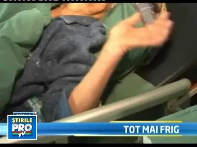 Frigul face victime. Gasita in soc hipotermic, chiar in curtea casei