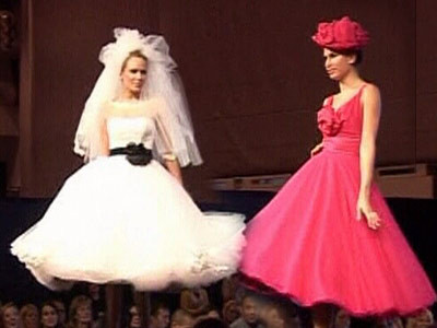 Se poarta mireasa retro-chic! Ti-ai lua rochie rosie sau cu cordon negru?