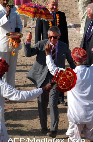 Printul Charles, cu vopsea in frunte si dansand ca la Bollywood. FOTO