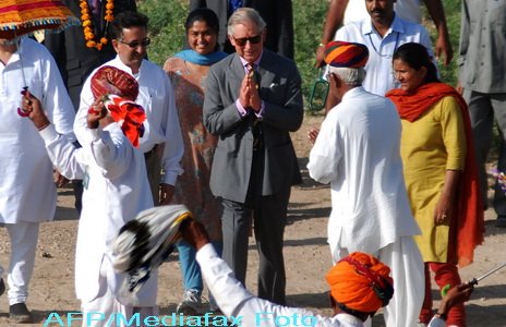 Printul Charles, salutul indienilor