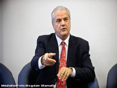 Adrian Nastase: "Traian Basescu ar trebui suspendat si trimis in fata poporului"