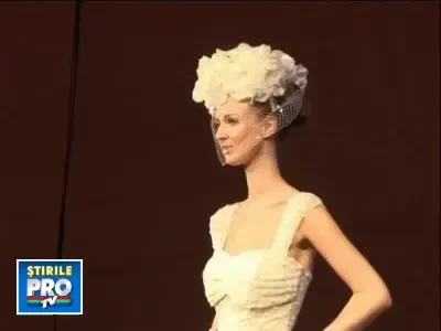 Se poarta mireasa retro-chic! Ti-ai lua rochie rosie sau cu cordon negru?