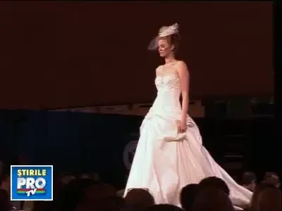 Se poarta mireasa retro-chic! Ti-ai lua rochie rosie sau cu cordon negru?