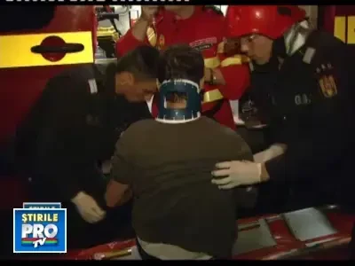 Tanar si nepriceput la volan, a nimerit cu masina intr-un copac