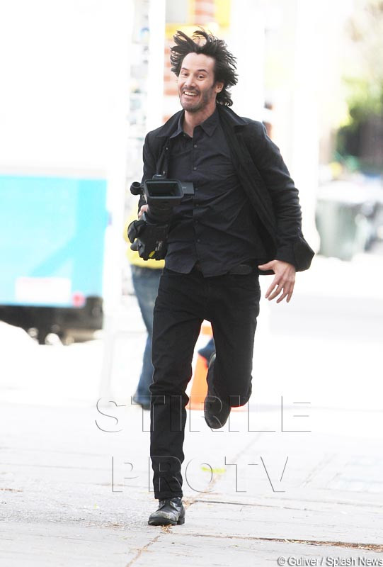 In sfarsit e fericit! Uite-l pe Keanu Reeves cum topaie pe strazi