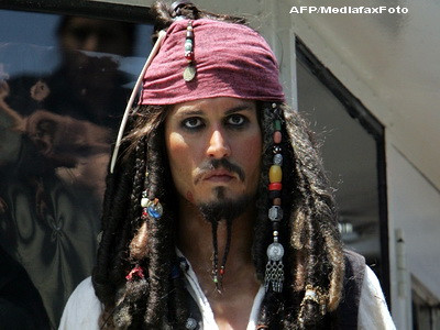 Johnny Depp, costumat in piratul Sparrow, i-a surprins pe elevii unei scoli