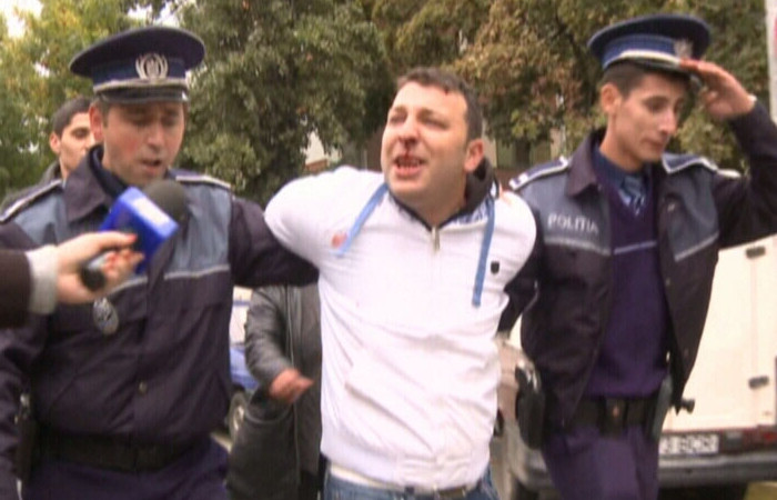 Cat de greu e sa arestezi un hot de buzunare in Rahova! IMAGINI INCREDIBILE