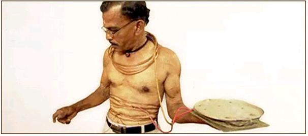 VIDEO! Unic in lume! Un indian este rezistent la descarcarile electrice