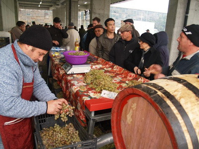 Mustul proaspat i-a facut pe bucuresteni sa uite de frig si de griji