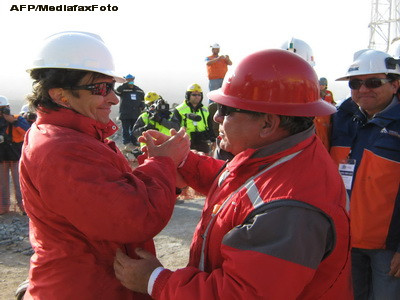 Un utilaj special a ajuns la cei 33 de mineri din Chile, prinsi in subteran
