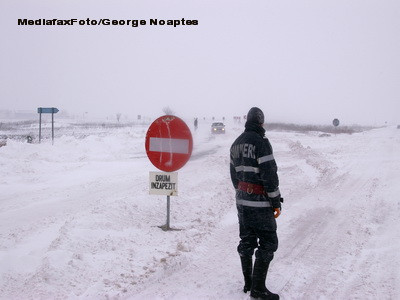 A venit iarna! Zapada i-a prins nepregatiti pe soferii din zonele montane