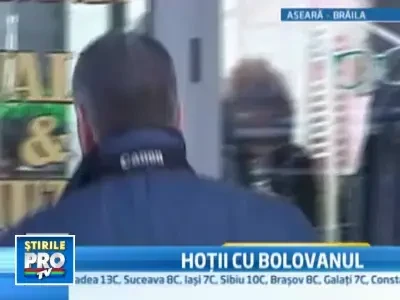 Doi hoti au incercat sa fure bijuterii, aruncand cu bolovanul in vitrina