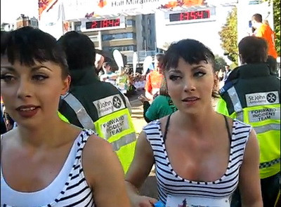 Rezistente, nu gluma.Cheeky Girls au alergat 21 de km la maraton, in Londra